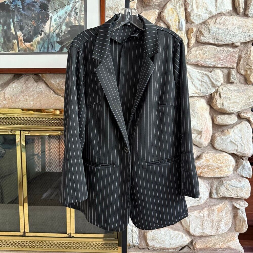 Women’s black pin stripe blazer with cuffable slevees.